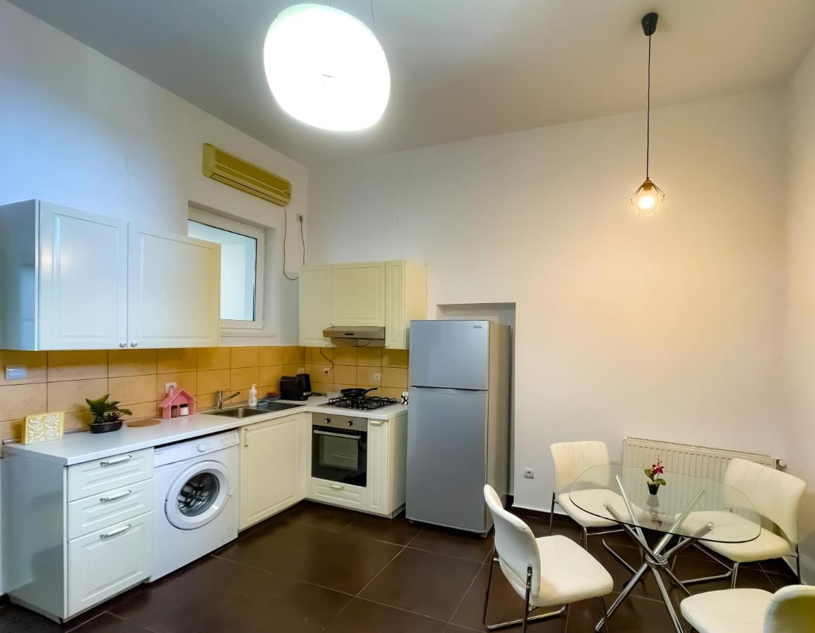 Cool Flat With Hot Tub In The Old Town Apartment Bucureşti Ngoại thất bức ảnh