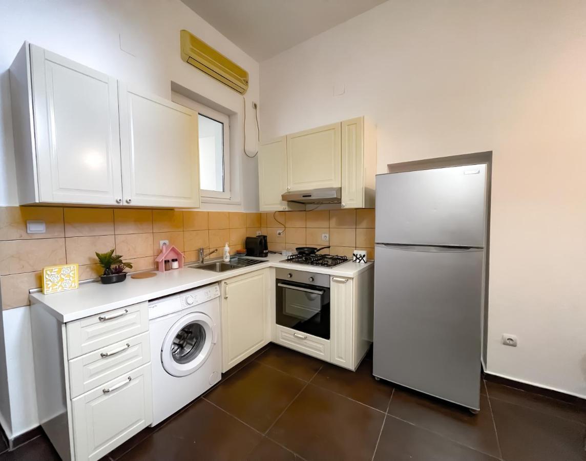 Cool Flat With Hot Tub In The Old Town Apartment Bucureşti Ngoại thất bức ảnh
