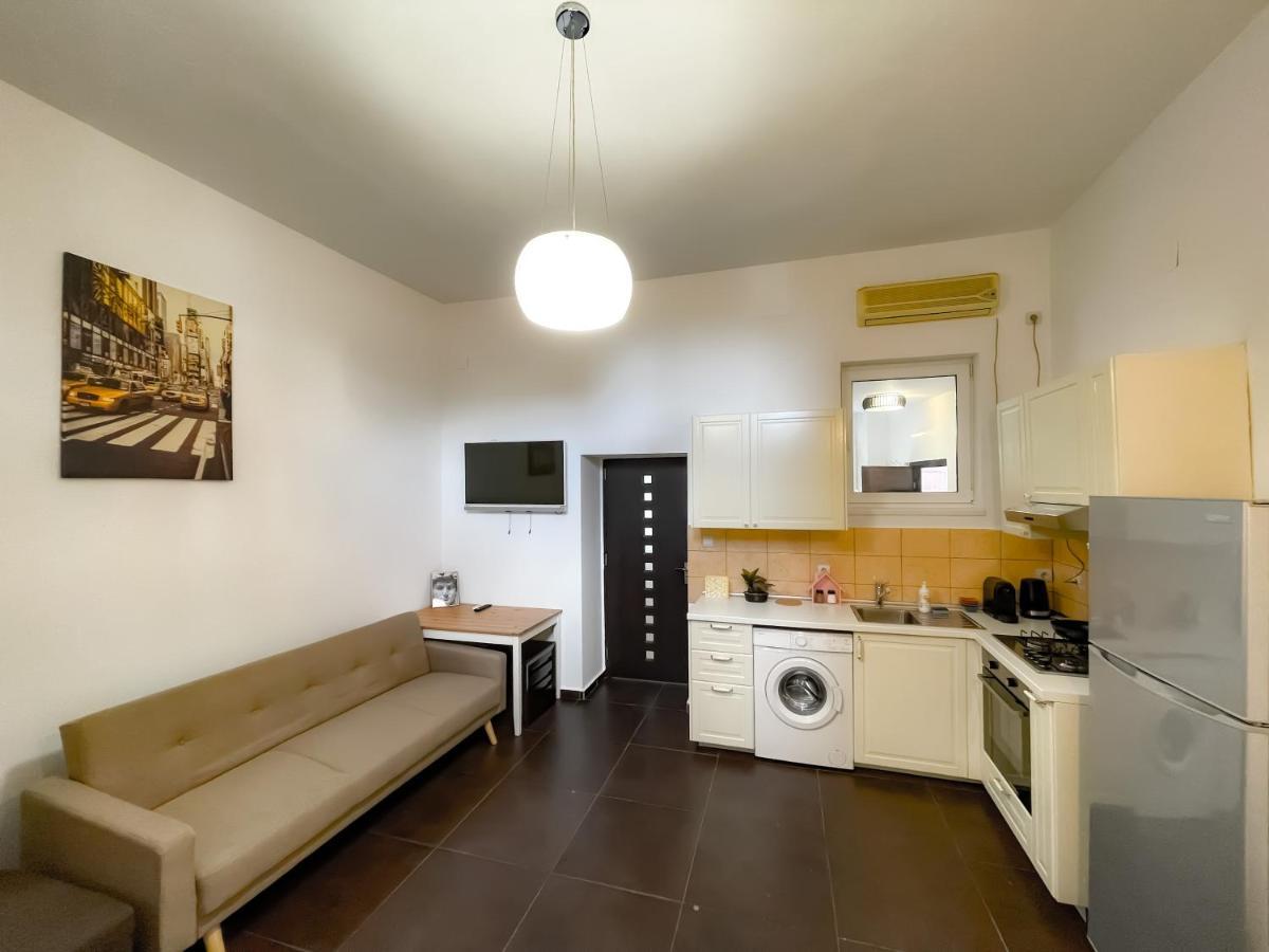 Cool Flat With Hot Tub In The Old Town Apartment Bucureşti Ngoại thất bức ảnh
