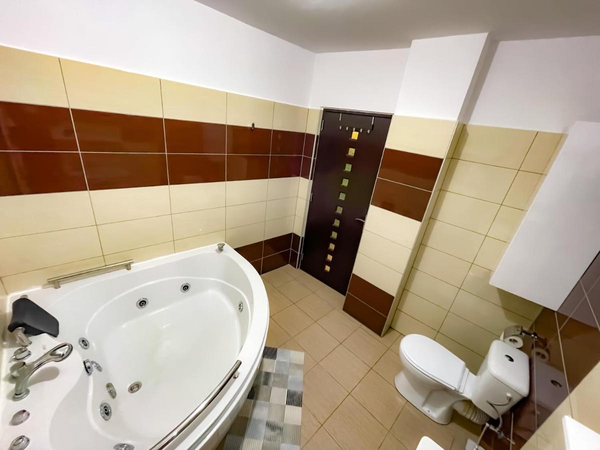 Cool Flat With Hot Tub In The Old Town Apartment Bucureşti Ngoại thất bức ảnh
